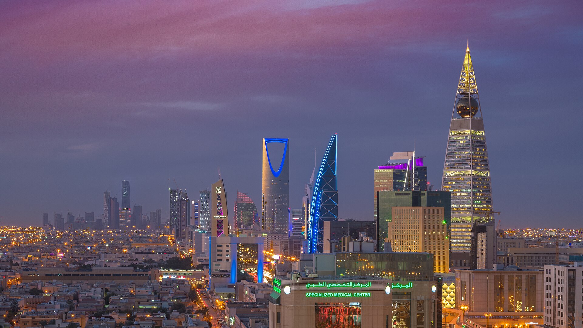 أبراج الرياض ليلًا
